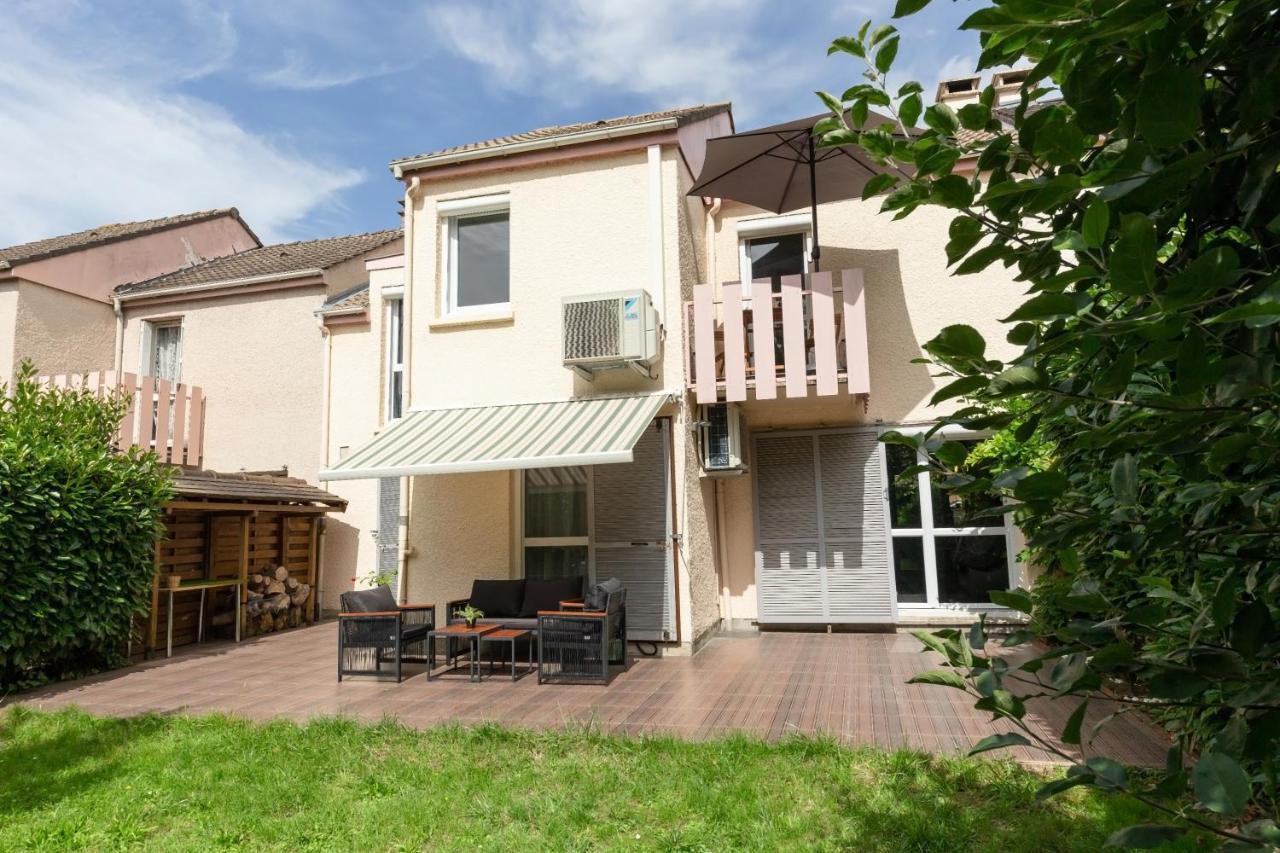 Apartment Le Garden - Ideal Famille,groupe-amis-jardin-barbecue-babyfoot-wifi