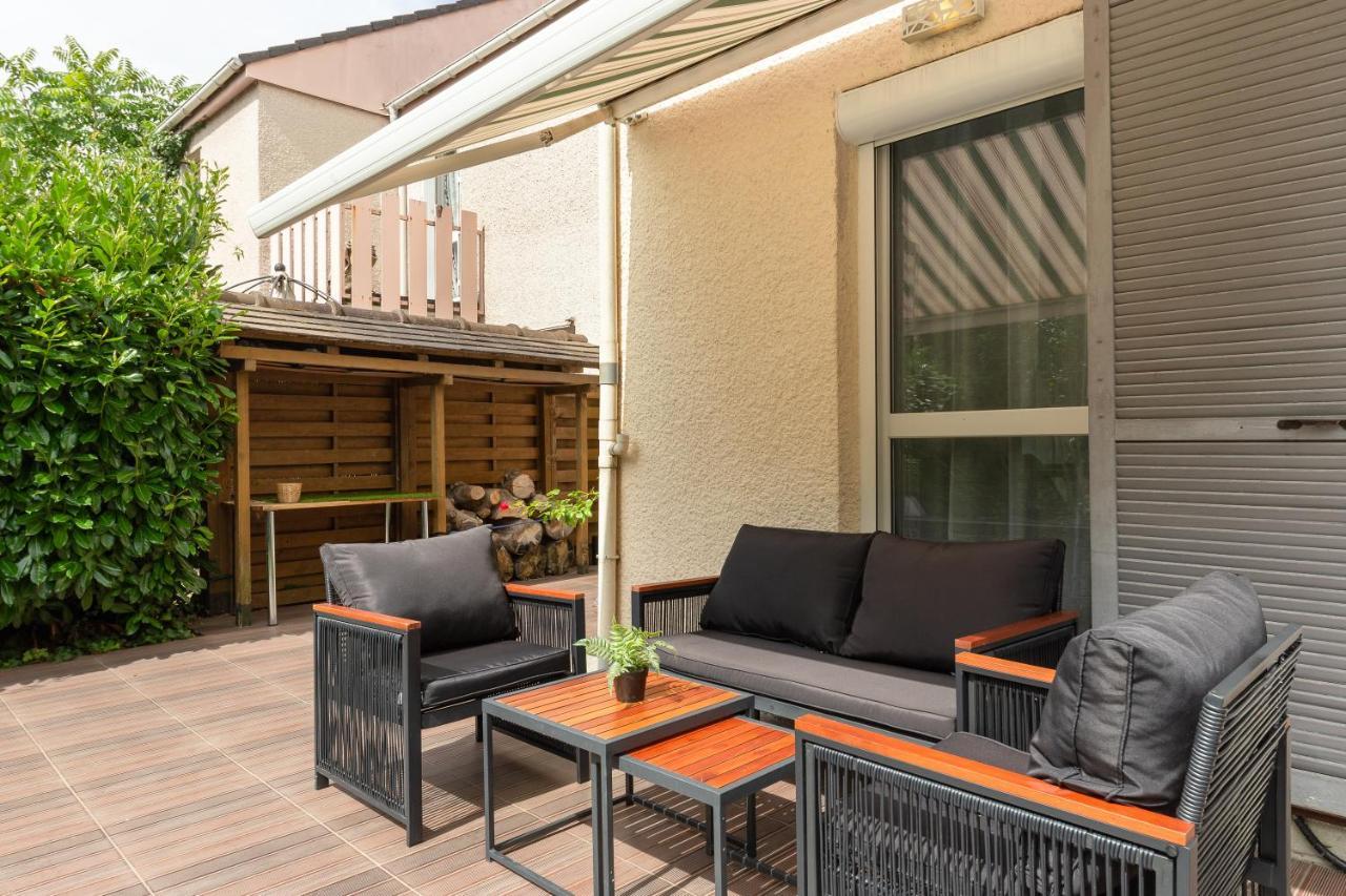 Le Garden - Ideal Famille,groupe-amis-jardin-barbecue-babyfoot-wifi